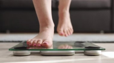 Ölçülü Kadın Kilosu. Kız Bacakları Adım Banyo Ölçeği. Fitness Diyeti Kadın Ayakları Odanın Ağırlık Ölçüleri. Yalınayak Vücut Şişmanlığı Ölçümü. Kadın Diyet, BMI Kilo Verme Denetimi