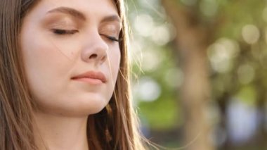 Güzel Mavi Gözlü Kız Esmer Saçları Esiyor. Kadın Surat 'a yakın çekim. Doğal Güzellik Yüzlü Kadın. Gökyüzüne düşünceli bir şekilde bakan muhteşem kadın. Yavaş çekim 4k.