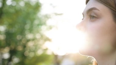 Mutlu kız ergen çocuk gözlerini açar ve rüya görür. Gençler gün batımında bir rüyanın gerçek olmasını ister. Mutlu bir çocukluk hayali kuran kadın silueti. Özgür yüz kızım, aç gözlerini..