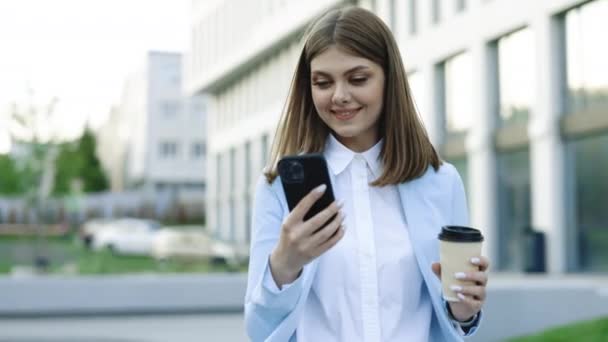 Söt Attraktiv Affärskvinna Promenader När Använder Telefon Urbana Stadsbyggnader Ser — Stockvideo