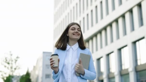 Udane Młoda Piękna Biała Kobieta Tabletem Filiżanką Kawy Spacerując Między — Wideo stockowe