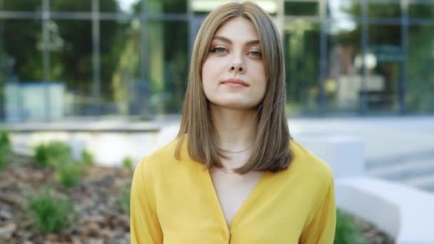 Die Wunderschöne Junge Kaukasische Geschäftsfrau Formellem Gelb Trägt Ernste Blicke — Stockvideo