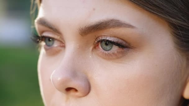 Close Retrato Mulher Jovem Com Cabelos Longos Olhos Abertos Olhando — Vídeo de Stock