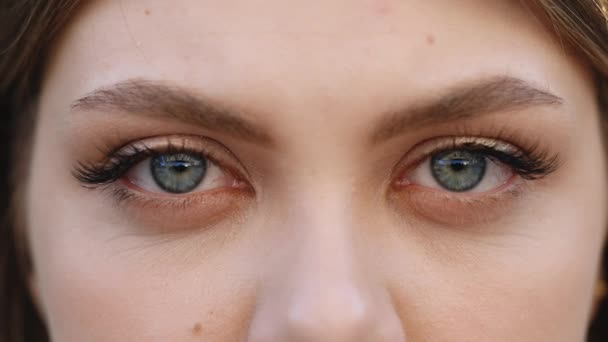 Güzel Gözlü Kız Yakın Çekimi Pozitif Kadın Kameraya Bakıyor Güzel — Stok video