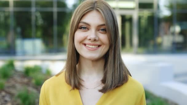 Gyönyörű Fiatal Gyönyörű Kaukázusi Hosszú Hajú Kamerába Néz Üzleti Negyeden — Stock videók