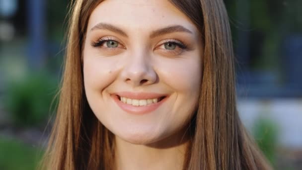 Portret Młodej Kobiety Słońcu Długimi Włosami Otwartymi Oczami Patrz Kamerę — Wideo stockowe