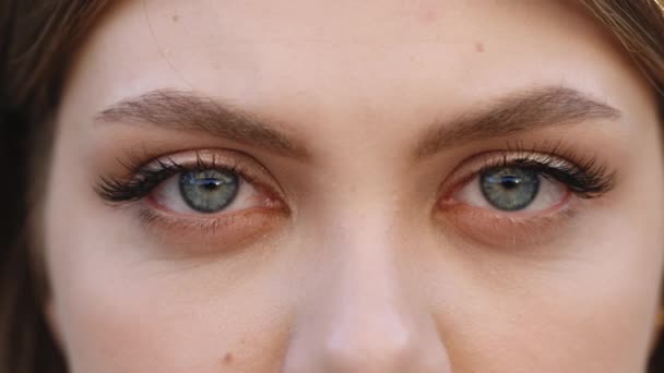Close Mulher Face Girl Abrindo Seus Belos Olhos Azuis Beleza — Vídeo de Stock