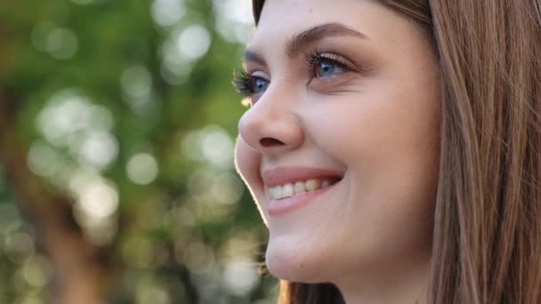 Cerca Cara Atractiva Mujer Atardecer Mirando Aire Libre Sonriendo Hermosos — Vídeo de stock