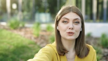 Mutlu beyaz kız gülümseyen surat sallayan ve kamerayla konuşan sanal video görüntülü zoom uygulaması ile görüntülü konuşma yapan. Web kamerası görünümü