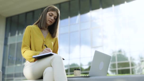 Femme Regardant Webinaire Classe Distance Éducation Virtuelle Étudiant Plein Air — Video