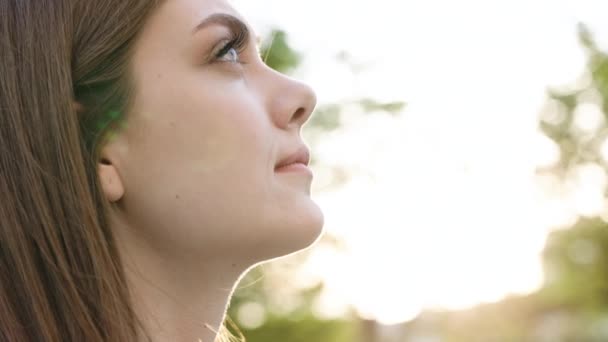 面对女人的轮廓梦想幸福的童年 自由的脸女孩睁开眼睛 少女睁开了她的眼睛梦想 青少年希望日落时梦想成真 — 图库视频影像