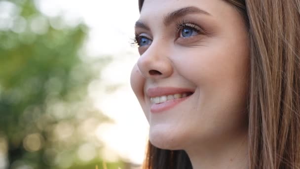 Hermosa Cara Joven Blanco Mestizo Elegante Chica Con Ojos Azules — Vídeo de stock