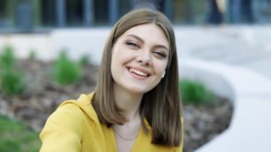 Elinde telefon kayıt videosu olan bir kızla konuşmak, kadın nüfuzlu sosyal medya yayını, akıllı telefon kullanarak internetten sohbet etmek. Video konuşmalarında ve el sallamalarında kadın konuşmaları