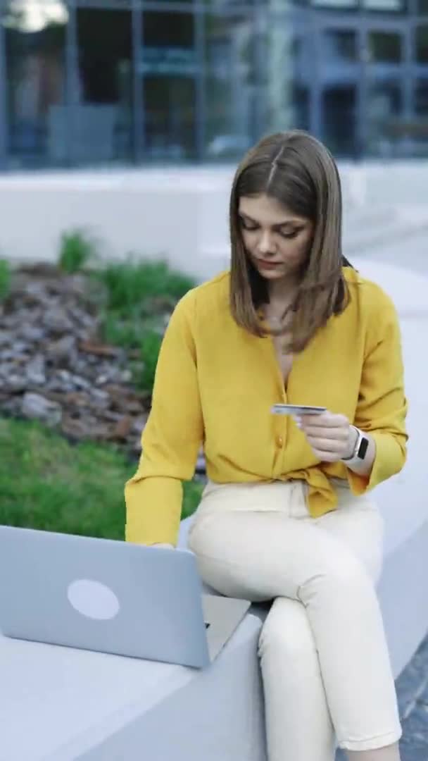 Vertikální Video Dívky Držící Kreditní Kartu Notebook Sedí Lavičce Městských — Stock video