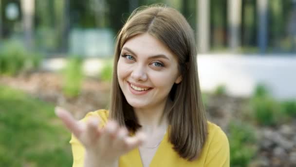 Oye Ven Aquí Chica Ucraniana Europea Apuntando Con Dedo Índice — Vídeos de Stock