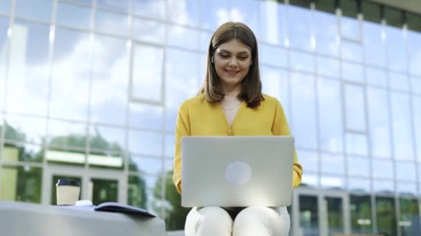 Skoncentrowana Uśmiechnięta Bizneswoman Pracująca Laptopie Tle Centrum Biznesowego Komunikująca Się — Wideo stockowe