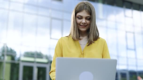 Europejska Kobieta Długimi Włosami Student Freelancer Siedzi Świeżym Powietrzu Mieście — Wideo stockowe