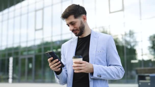 Självsäker Kaukasisk Armenisk Man Som Använder Mobiltelefon Med Kaffekopp Moderna — Stockvideo