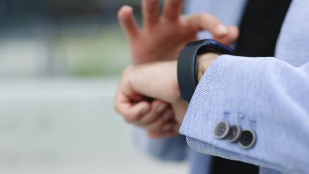 Primer Plano Los Machos Usos Mano Reloj Inteligente Portátil Aire — Vídeos de Stock