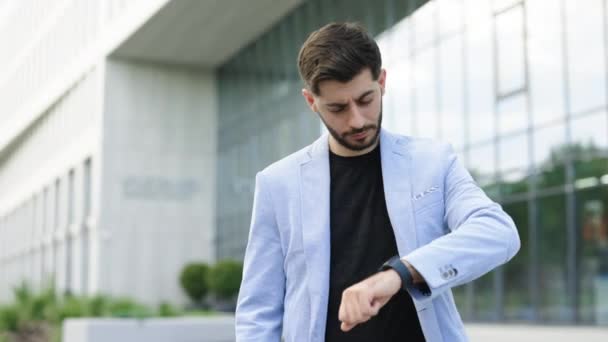 Empresario Desplazamiento Pantalla Smartwatch Notificación Hombre Barbudo Usando Dispositivo Pulsera — Vídeo de stock