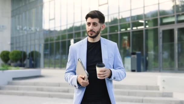 Giovane Uomo Caucasico Barba Successo Con Tablet Tazza Caffè Piedi — Video Stock