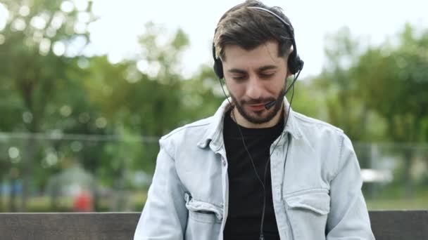 Close Face Jovem Homem Bonito Operador Olhar Para Câmera Sorriso — Vídeo de Stock