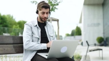 Portre Ermeni işadamı asistan yardım hattı çevrimiçi mağaza müdürü kulaklık takıyor mikrofon cevaplarına konuşmalar yapıyor müşteri ortakları görüşmeleri online satış tavsiyeleri sunuyor