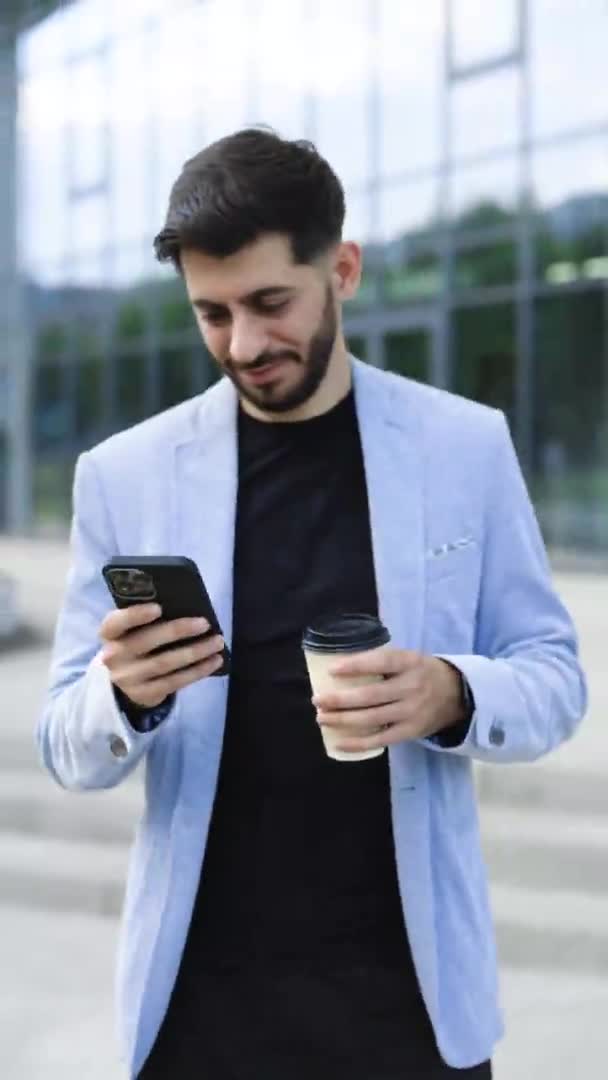 Pionowe Wideo Szczęśliwej Ormiańskiej Młodej Brody Białego Biznesmena Patrzącego Komórkę — Wideo stockowe