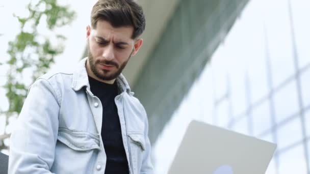 Retrato Empresário Arménio Feliz Desfrutando Sucesso Telefone Móvel Closeup Cara — Vídeo de Stock