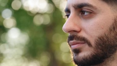 Mans Face Guy 'ın Kahverengi Gözlerini Açması' nı kapatın. Doğal Sakallı Erkek. Muhteşem Adam Düşünceli Gök 'e Bakıyor. Yavaş çekim 4k.