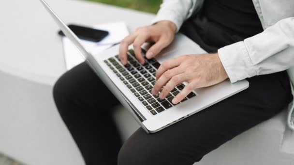 Geschäftsmann Arbeitet Fleißig Der Laptop Tastatur Mails Versenden Und Mit — Stockvideo