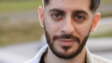 Beyaz tenli beyaz sakallı adamın portresini yakından çek, kameraya açık ve kendinden emin bak. Sağlıklı beyaz dişlerle gülümseyen bir adam. Beyaz Avrupalı erkek portresi