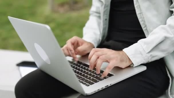 Mãos Masculinas Usuário Que Datilografam Teclado Portátil Sentam Banco Homem — Vídeo de Stock