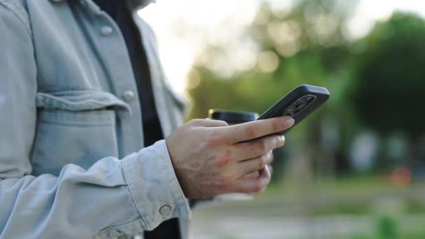 Nahaufnahme Von Nicht Wiederzuerkennenden Männlichen Händen Verwendet Telefon Sms Nachricht — Stockvideo