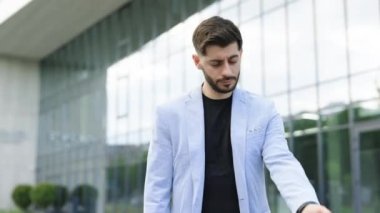 Erkek Nabız Denetimi Uygulaması. Dokunmatik Ekran Giyilebilir Teknoloji Akıllı Grubu. İşadamı Smartwatch Bildiriminde Görüntü Kaydırıyor. Sakallı Adam Akıllı Saat Takılabilir Bileklik Aygıtı Kullanıyor.