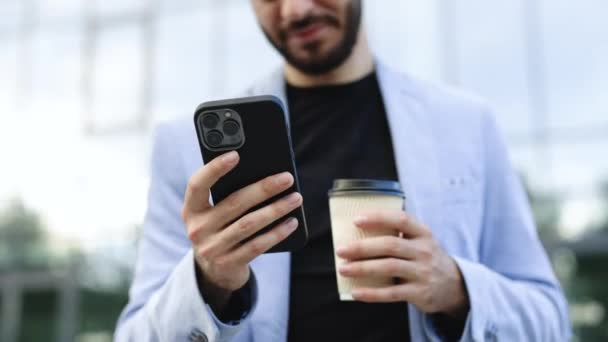 Αυτοπεποίθηση Αρμένιος Επιχειρηματίας Που Χρησιμοποιεί Κινητό Τηλέφωνο Κρατώντας Φλιτζάνι Καφέ — Αρχείο Βίντεο