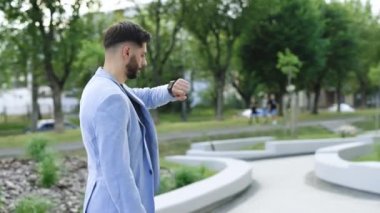 Erkek Nabız Denetimi Uygulaması. Dokunmatik Ekran Giyilebilir Teknoloji Akıllı Grubu. İşadamı Smartwatch Bildiriminde Görüntü Kaydırıyor. Sakallı Adam Akıllı Saat Takılabilir Bileklik Aygıtı Kullanıyor.