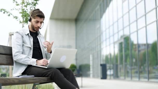 Etniczny Biznesmen Patrzący Laptop Czat Online Odległość Konferencji Wirtualne Szkolenie — Wideo stockowe