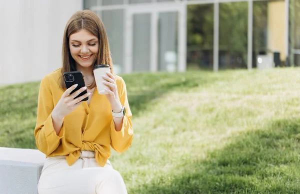 Portrait Business Woman Reading Messages Cellphone Happy Businesswoman Using Mobile — Photo