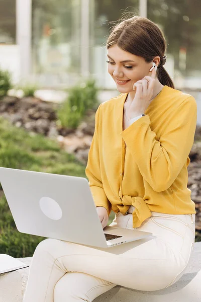 Portrait Smiling Business Woman Looking Laptop Screen Focused Businesswoman Using — Stock Photo, Image