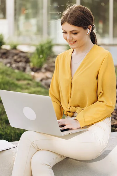 Young Woman Wearing Earphones Sitting Front Open Laptop Computer Looking — Stock Photo, Image