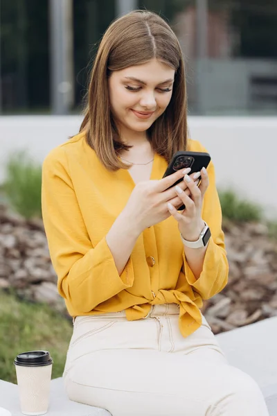 Happy Businesswoman Using Mobile Phone Remote Workplace Smiling Woman Browsing — Stock Photo, Image