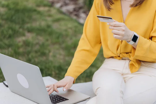 Caucasian Woman Entering Credit Card Number Online Shopping Using Mobile — Stock Photo, Image