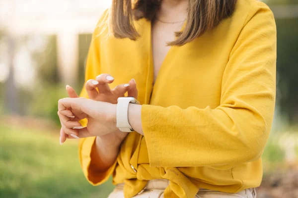 Κοντινό Πλάνο Της Γυναίκας Χέρι Smartwatch Έλεγχος Εισερχόμενης Ειδοποίησης Έξυπνο — Φωτογραφία Αρχείου