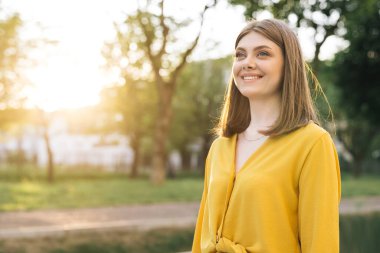 Muhteşem, beyaz, melez, zarif, mavi gözlü bir kız. Beyaz tenli, Avrupalı, güzel bir kadın. Dışarıda dur ve rahatla. Mutlu rahatlama. Kadın portreleri.