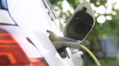 Elektrikli araç modern EV 'yi şarj ediyor. Ekoloji alternatif enerjisini geleceğin sürdürülebilir enerjisinden koru. Elektrikli araba şarj portu.