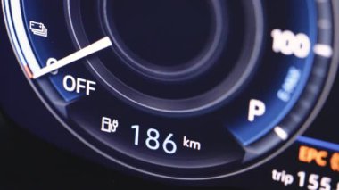 Elektrikli araba şarjı şarj işleminin ilerlediğini gösteriyor. Gösterge 186 km 'ye kadar ulaştığını gösteriyor. Elektrikli araç pil göstergesi batarya şarjı gösteriyor. Uzun menzilli elektrikli araç.