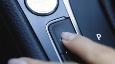 Aracın elektrikli motorunu çalıştırmak için elektrikli arabanın içindeki MOD tuşuna basmak. Aracı çalıştırmak için çalıştır düğmesi. Elektrikli arabadaki eko normal mod tuşuna bas