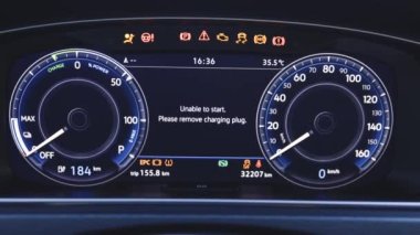 Elektrik şarj istasyonuna park edildiğinde hızlı şarj sırasında elektrikli araba paneli görüntüsünü kapat. Yeşil enerji sıfır emisyon arabası. Uzun menzilli elektrikli araç. Arabaların geleceği..