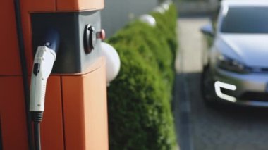 Arabaları şarj etmek için elektrik istasyonu. Elektrikli arabalar için şarj istasyonu. Sokakta elektrikli araba şarj aleti..